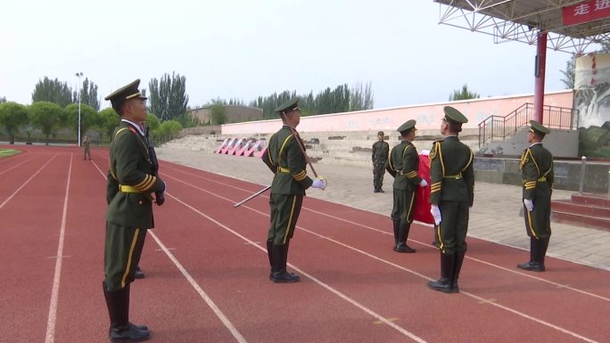 军人在学校展示升旗仪式爱国主义教育