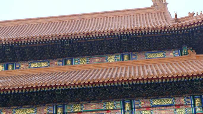中国北京古宫屋顶上的中国风格艺术。