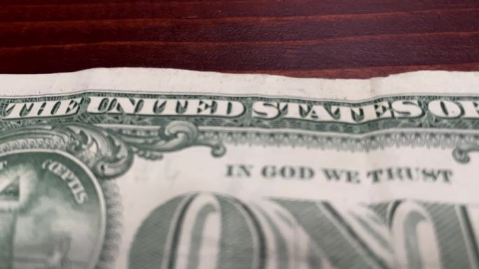 木头桌子上一张美国一美元钞票的滑动镜头