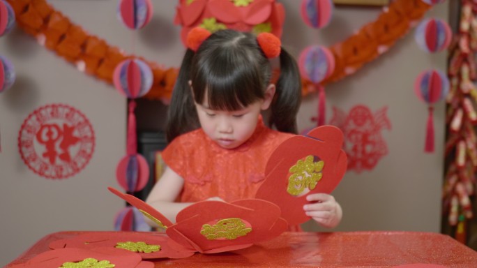 年轻女孩穿着传统服装庆祝中国新年