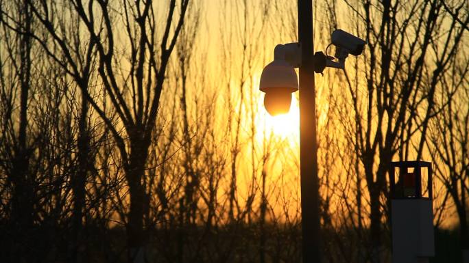 冬季公园夕阳中的监控摄像头实拍素材