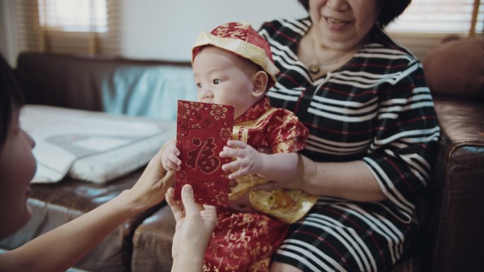 母亲在中国新年给家人发红包