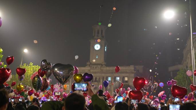 武汉江汉路跨年放飞气球新年放气球