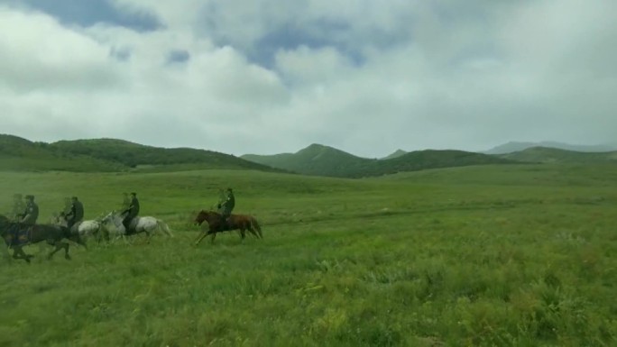 草原上的骑警队骑马巡逻草原林地