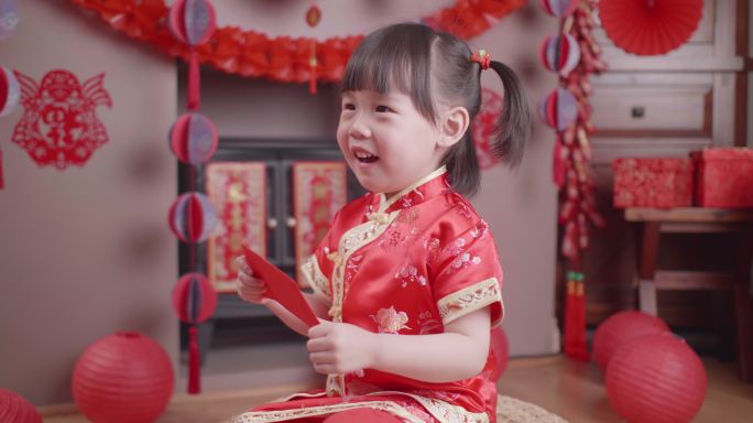 蹒跚学步的女孩穿着传统服装庆祝中国新年