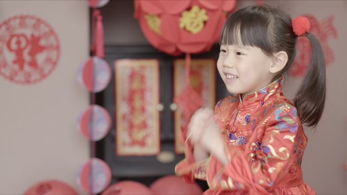 年轻女孩穿着传统服装庆祝中国新年