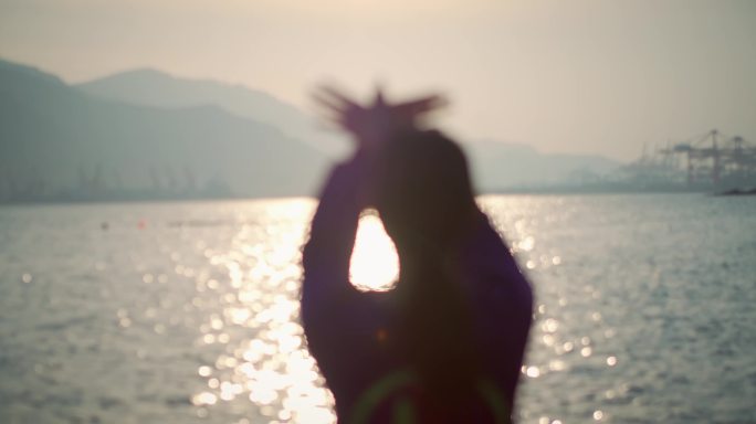 海边夕阳海水女孩背影水波光影