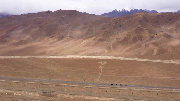 航拍新疆新藏公路行车自驾游