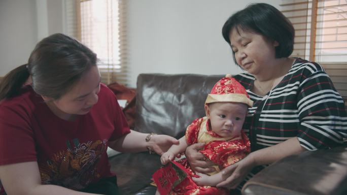 阿姨给家人送新年红包