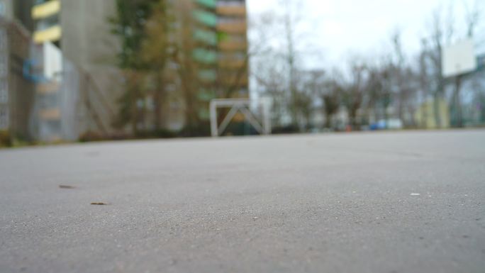 一名足球运动员在城市运动场踢足球的特写镜头