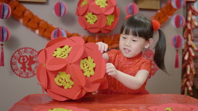 年轻女孩穿着传统服装庆祝中国新年