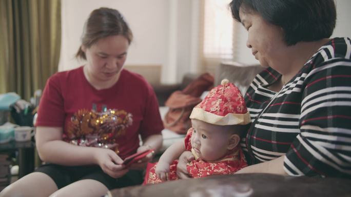 阿姨给家人送新年红包