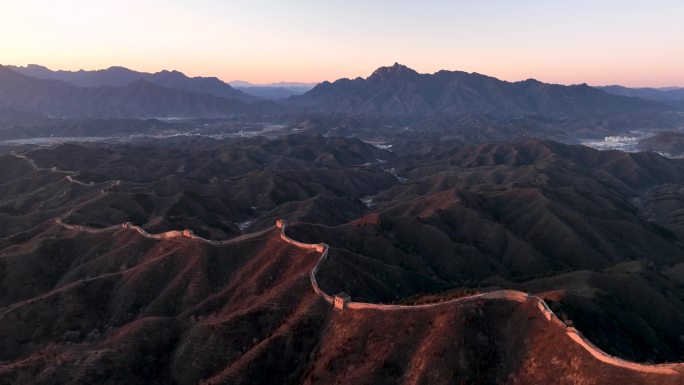 航拍夕阳下金色古北口蟠龙山长城