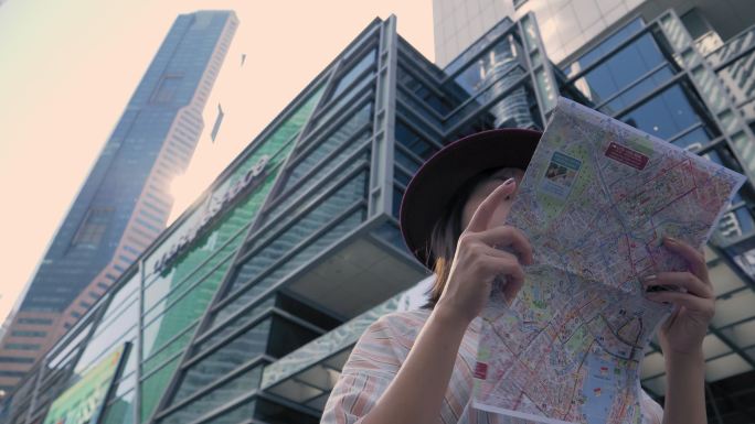 年轻的旅游女性在旅游时探索城市地图
