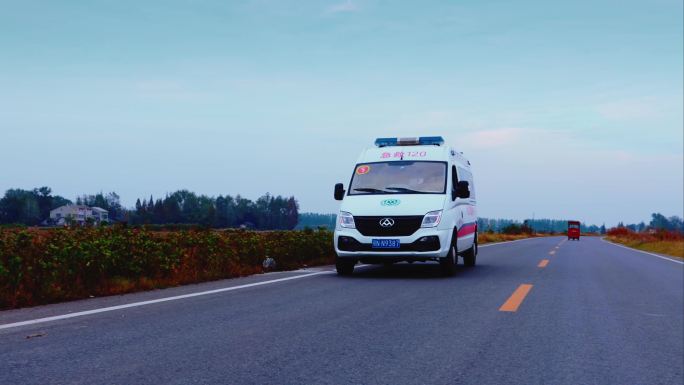 道路上疾驰的救护车 120