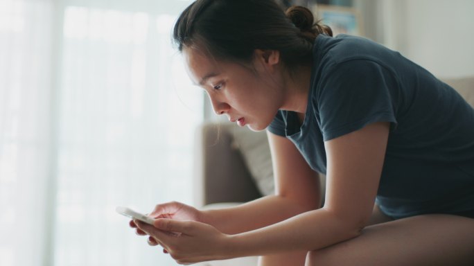 在手机上读信息的女人哭了