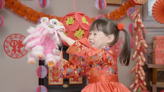 年轻女孩穿着传统服装庆祝中国新年