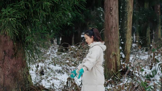 美女小姐姐在冰天雪地中漫步前行