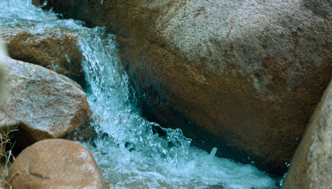 实拍小溪山泉水