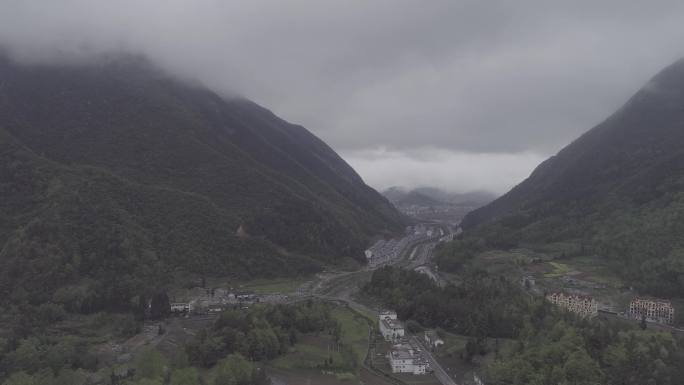 4k天坑地缝探险极限运动自然风光