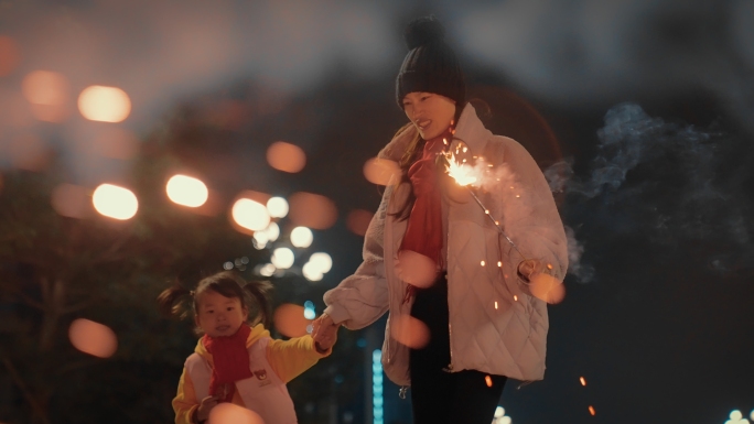 龙年新年春节妈妈带孩子放烟花