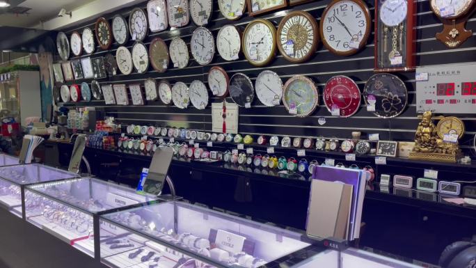 商场里的钟表柜台摇