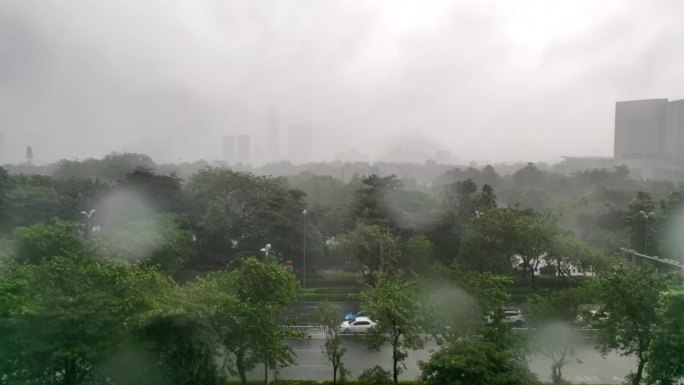 下雨的街头 玻璃上的雨点 阴郁的氛围