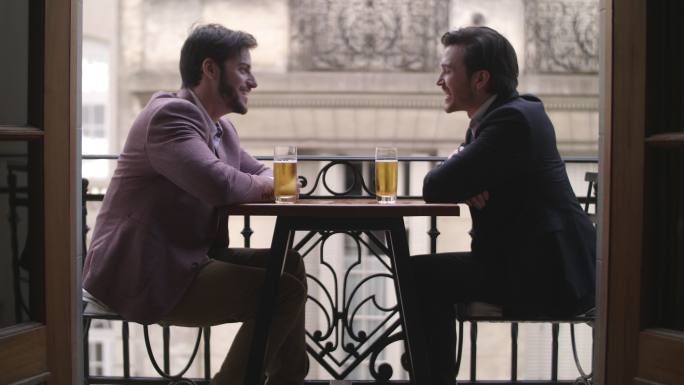 两个好朋友在布宜诺斯艾利斯下班后一起喝酒