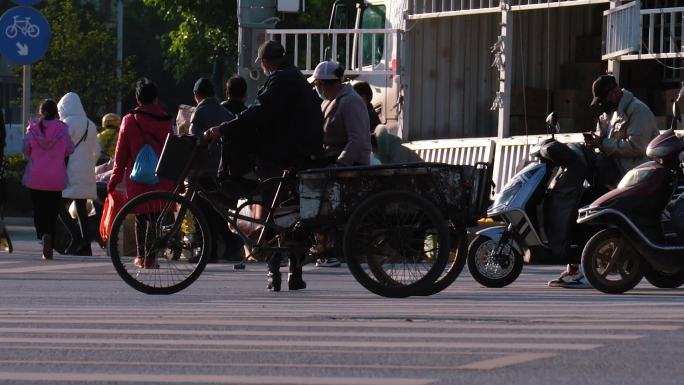 城镇道路上蹬三轮单车的老百姓