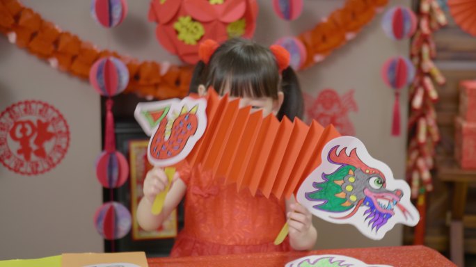 年轻女孩穿着传统服装庆祝中国新年