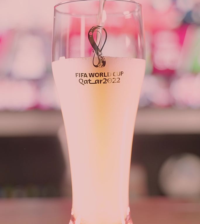 4K升格2022卡塔尔世界杯啤酒杯倒酒