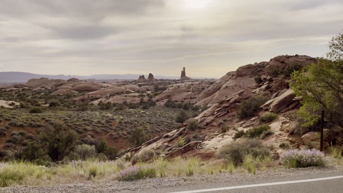 在国家公园的拱门中行驶公共通道自然景观西南干旱沙漠中的拱门和户外活动4K视频系列