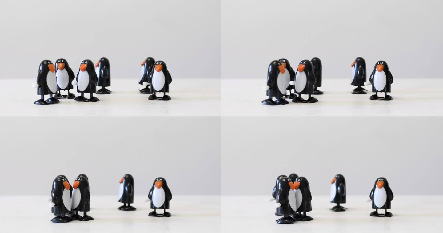 卷起来，塑料企鹅玩具放在一张白色的桌子上，有复制空间