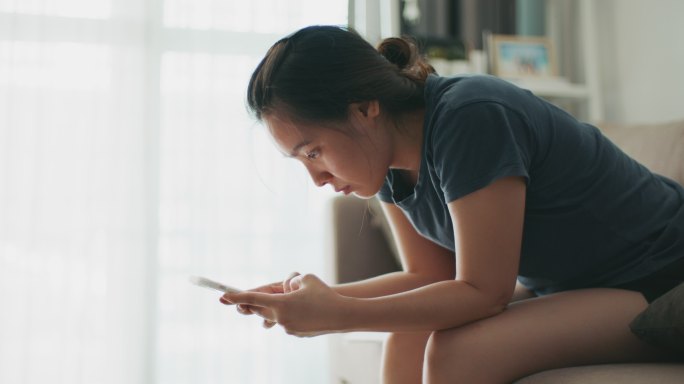 在手机上读信息的女人哭了