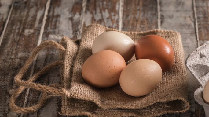 乡村木桌上的鸡蛋4个鸭蛋早餐厨房食物营养