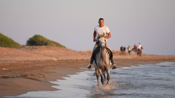 沙滩上的慢动作骑马。
