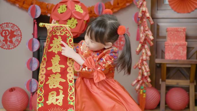 年轻女孩穿着传统服装庆祝中国新年