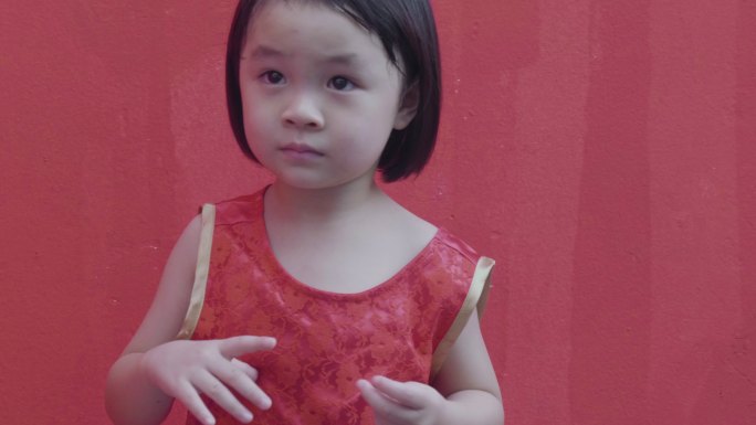 （红墙）庆祝中国新年的女婴