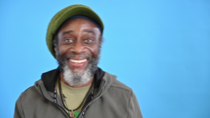 57岁黑人男子微笑跳舞的肖像