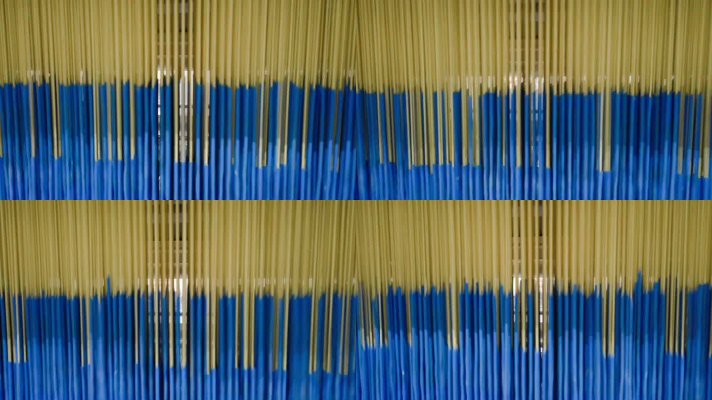 纺织厂织机上的彩色纱线