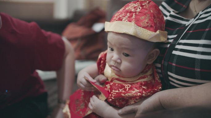 阿姨给家人送新年红包