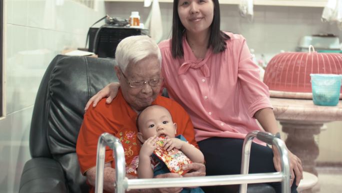 在中国新年庆祝活动中，快乐的祖母给孙子红包
