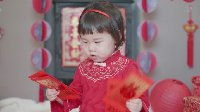 中国蹒跚学步的女孩在家里庆祝中国新年