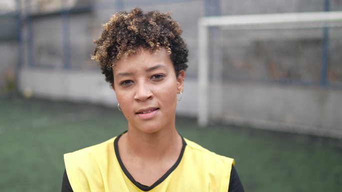 运动场上一名年轻女子足球运动员的肖像