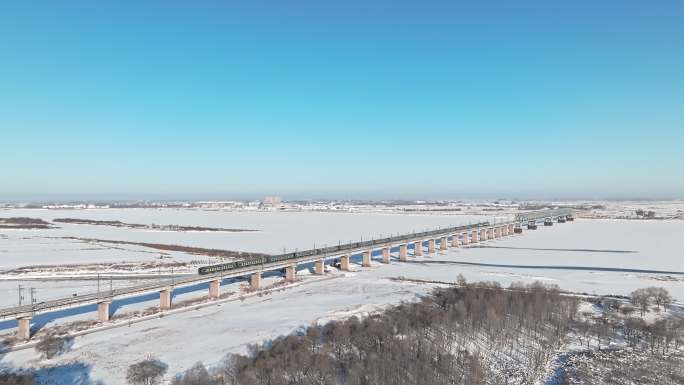 雪中火车驶过桥梁