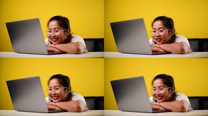 快乐的亚洲女孩在线电话博客申请者教师坐在家里办公室摄像头查看视频通话期间的在线工作面试记录电话会议、