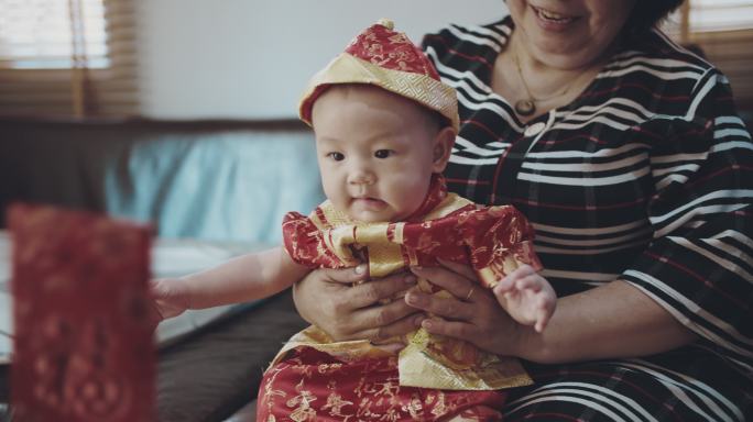 中国男婴（2-5个月）在家庆祝中国新年