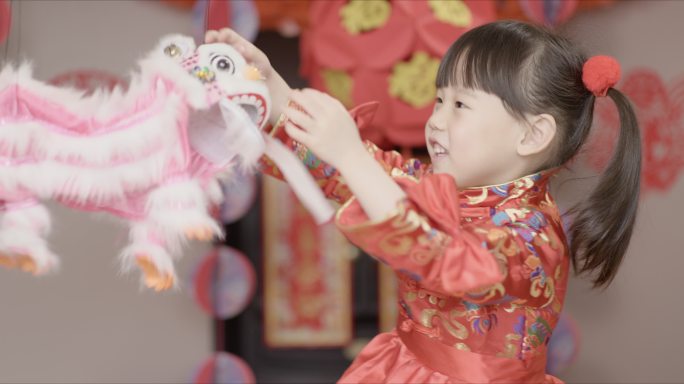 年轻女孩穿着传统服装庆祝中国新年