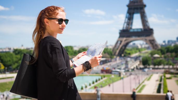 女游客观光，在巴黎享受美丽的晴天