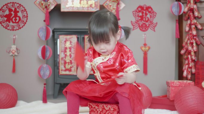 中国蹒跚学步的女孩在家庆祝中国新年
